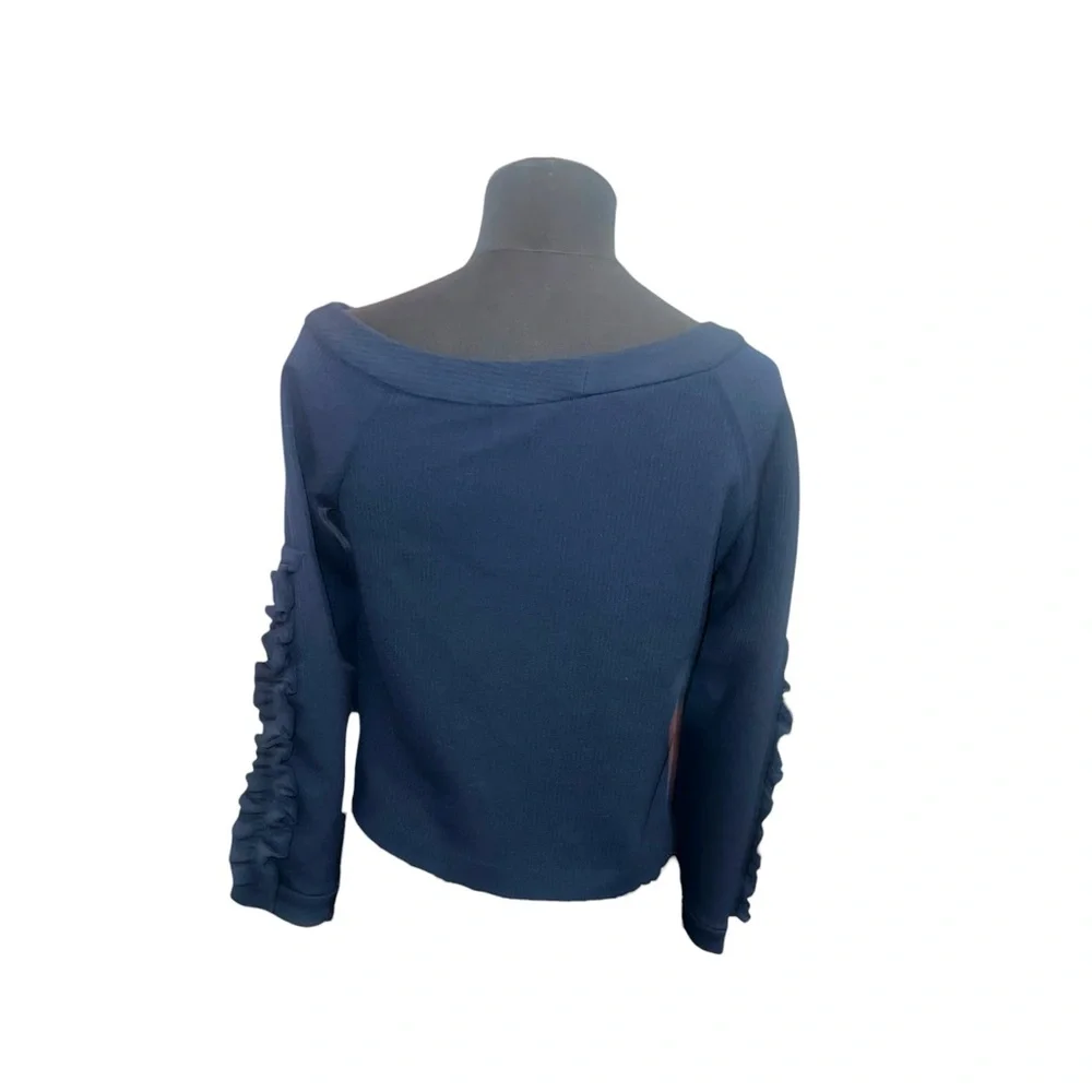𝐂𝐋𝐄𝐀𝐑𝐎𝐔𝐓 𝐒𝐀𝐋𝐄🚨 🖤𝐍𝐀𝐕𝐘 Off-Shoulder Ribbed Knit Top with Ruched Sleeves - Picture 3 of 4